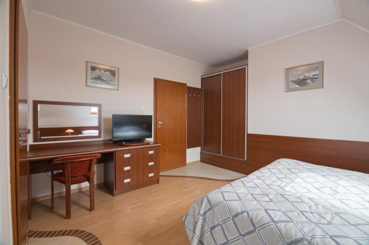 Pensjonat Tadeusz I Apartamenty W Darlowku Darlowko Exterior foto